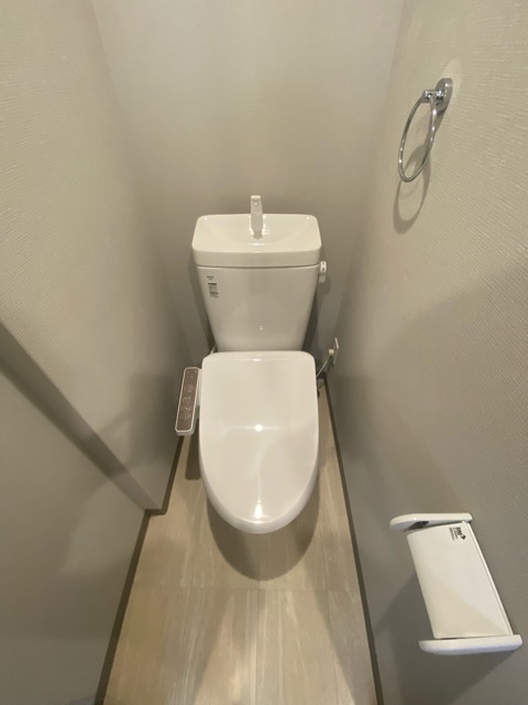 トイレ　温水洗浄便座付きのトイレです♪