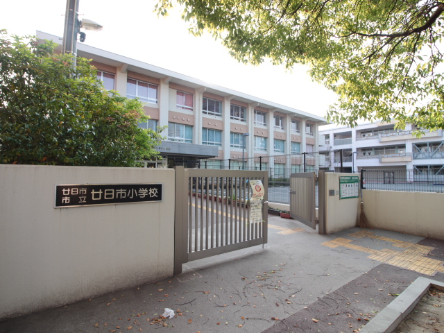 小学校　廿日市市立廿日市小学校（小学校）まで563m