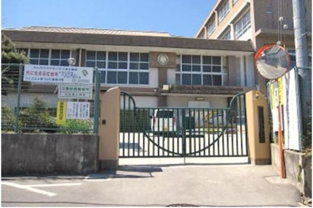 小学校　和泉市立北松尾小学校（小学校）まで928m