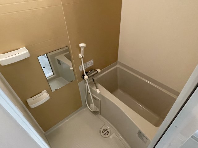 バス・シャワールーム　コンパクトで使いやすいお風呂です