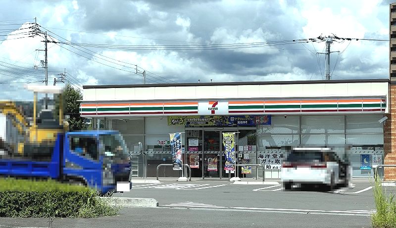 コンビニ　セブンイレブン 高知神田川橋店（コンビニ）まで405m