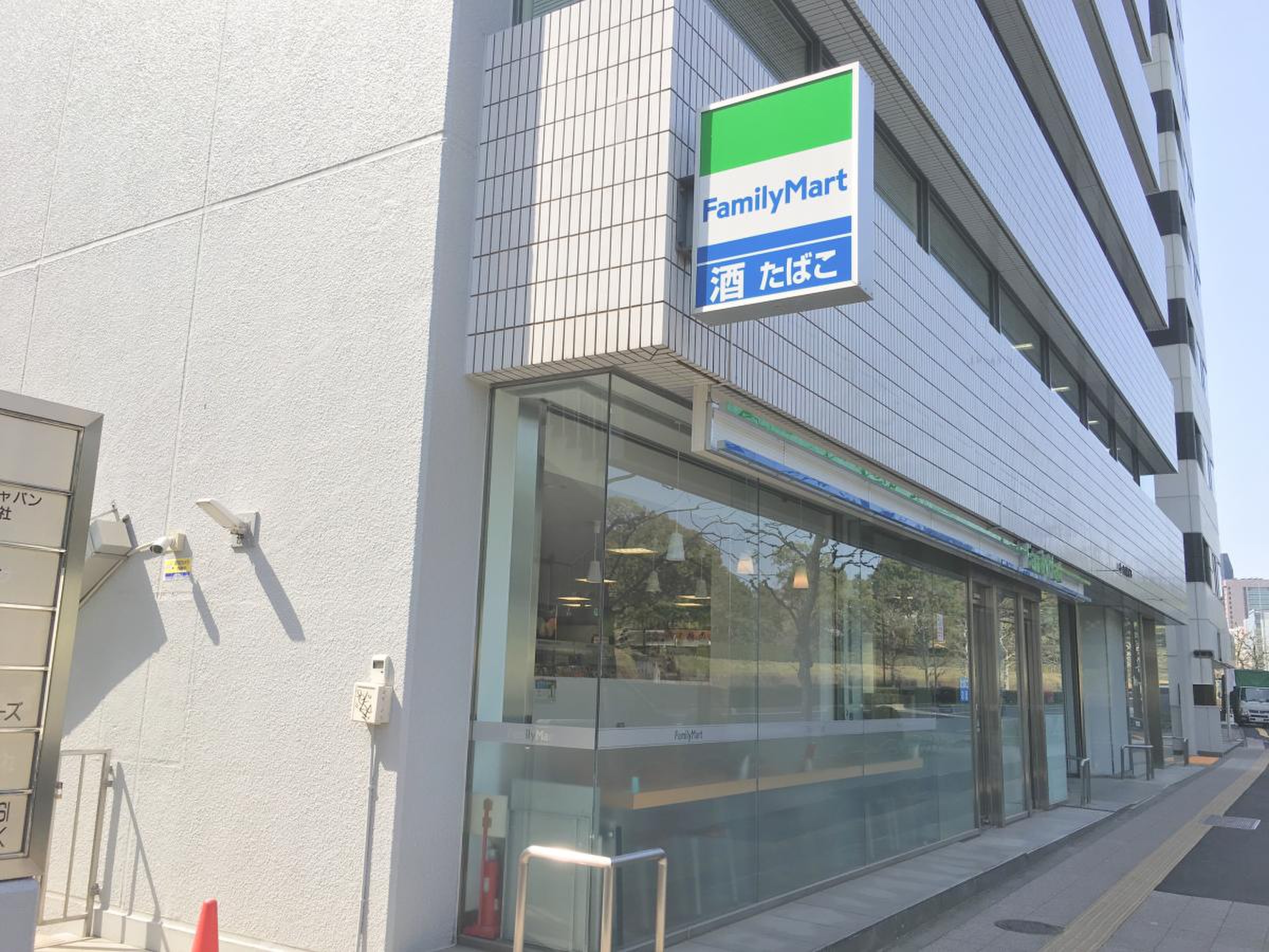 コンビニ　ファミリーマート青山通り赤坂七丁目店（コンビニ）まで409m