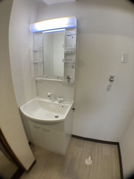 洗面設備　ゆったりとスペースのある洗面所
