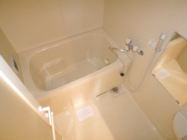 バス・シャワールーム　綺麗なお風呂です。（浴室乾燥機・差し湯式追い焚き付)