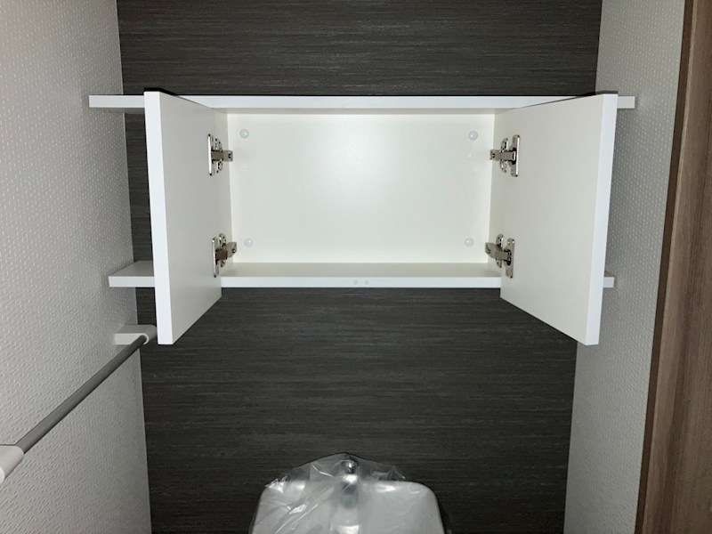 収納　トイレ上部の扉付き収納棚