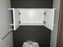 収納　トイレ上部の扉付き収納棚