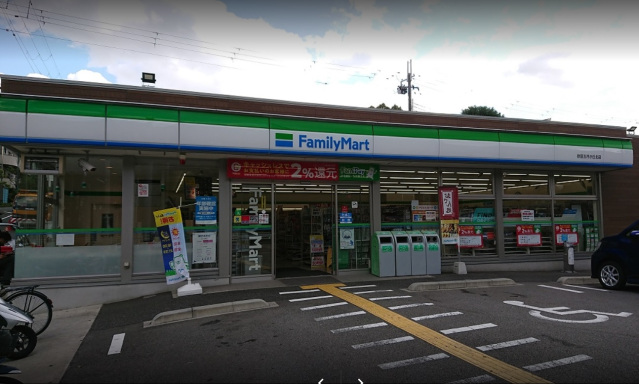 コンビニ　ファミリーマート吹田五月が丘北店（コンビニ）まで358m
