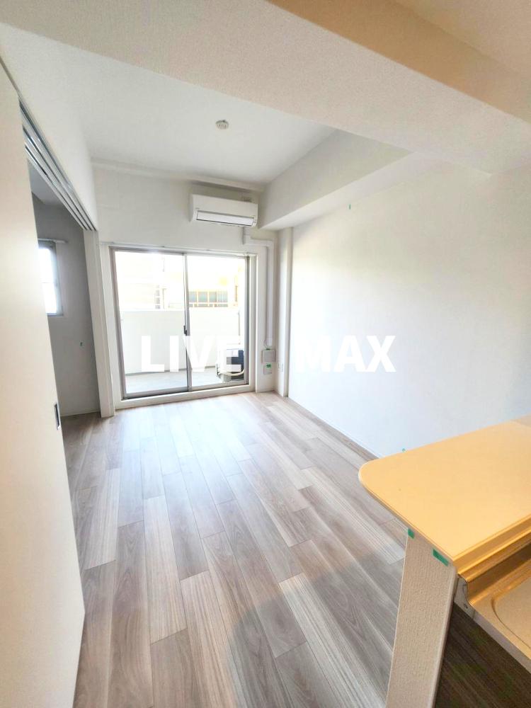 居室・リビング　お部屋によって壁紙・床の色が異なります。