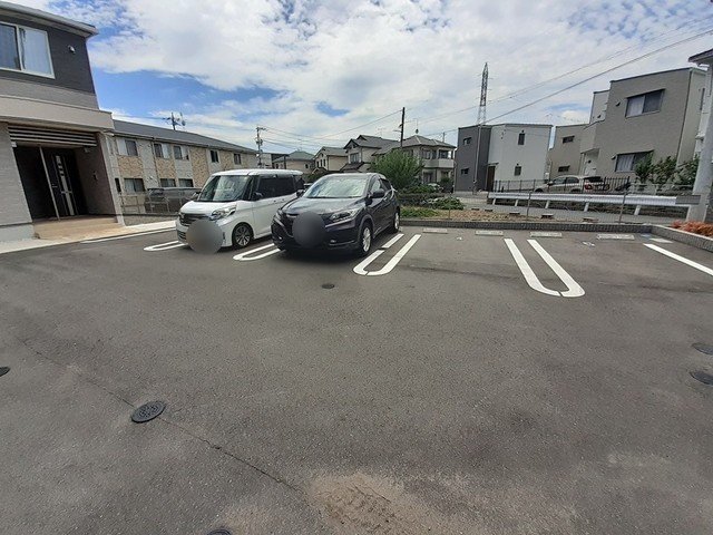 駐車場　駐車場があるので、車を買う予定の方も安心です