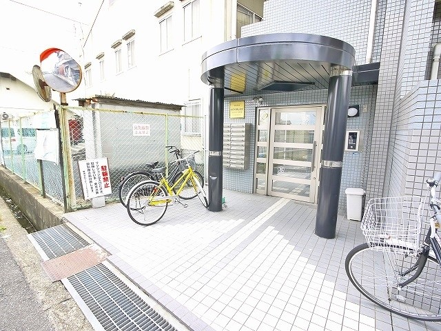エントランス　明るい共有スペース