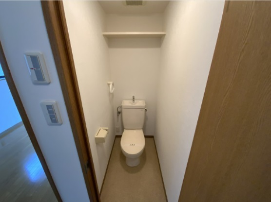 東急田園都市線 駒沢大学駅 徒歩6分 3階建 築28年のトイレ写真