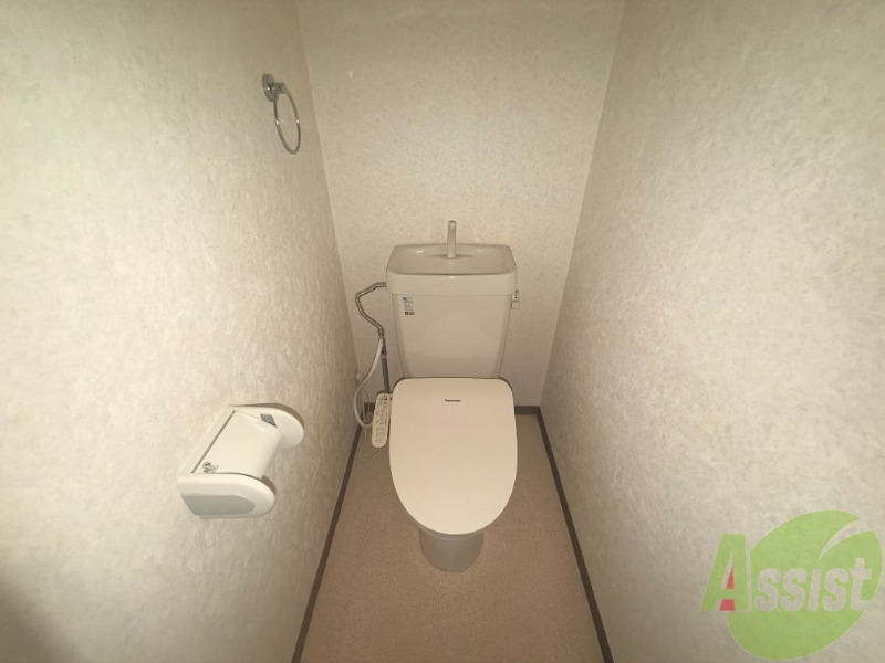 トイレ　トイレは温水洗浄便座です。シンプルな雰囲気になっています。