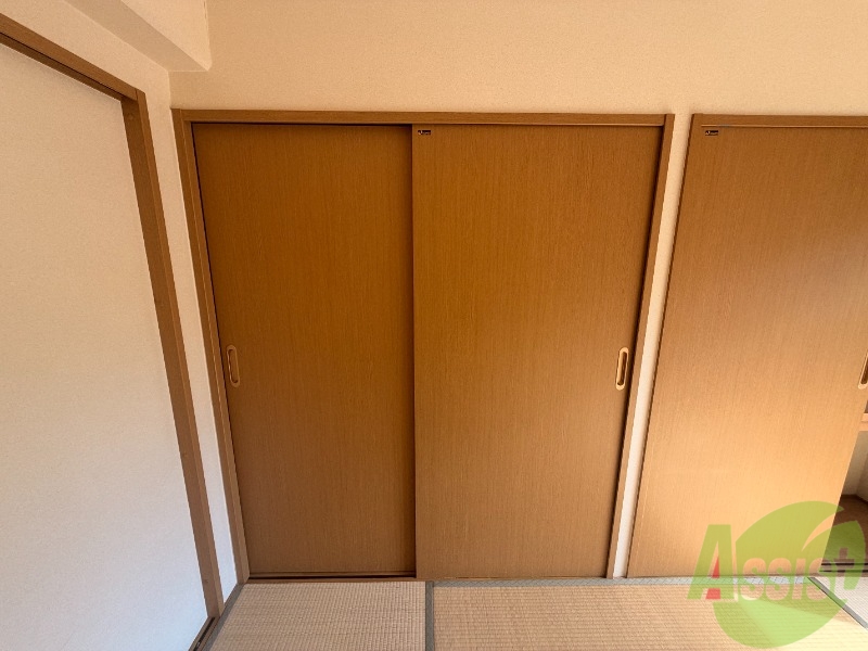 収納　寝室に収納があるため洋服やスーツを収納するのに便利です