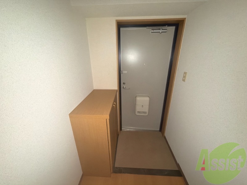 玄関　こちらは玄関のお写真です。広々としていて靴の着脱に便利です