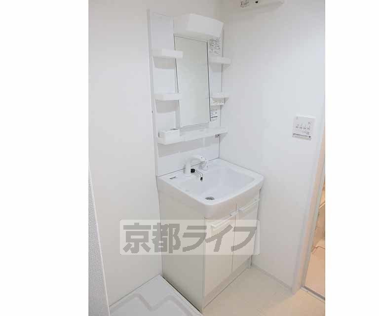 洗面設備　白基調の洗面台です