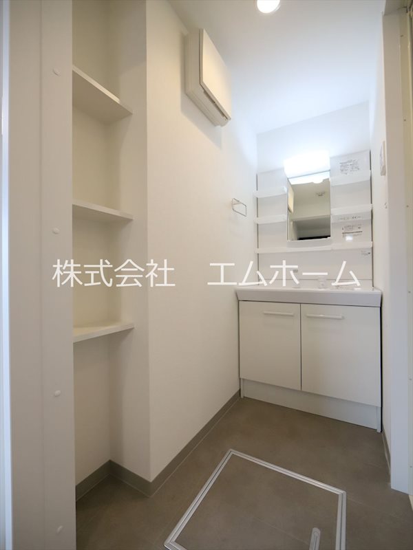 洗面設備　脱衣所　独立洗面台（シャンプードレッサー付）収納スペース有