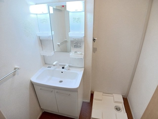 洗面設備　明るい洗面所です