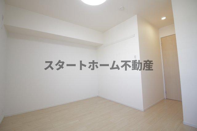 その他部屋・スペース　落ち着いた色調の寝室です