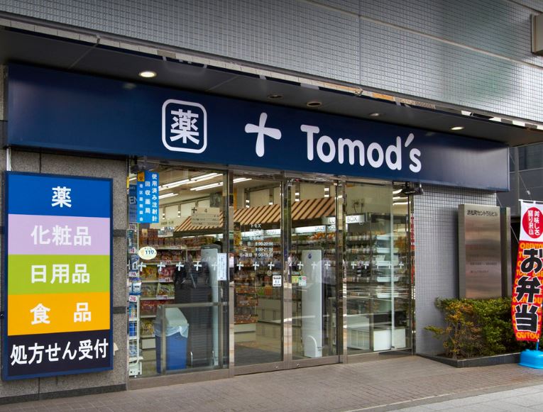 ドラックストア　トモズ 浜松町店（ドラッグストア）まで121m