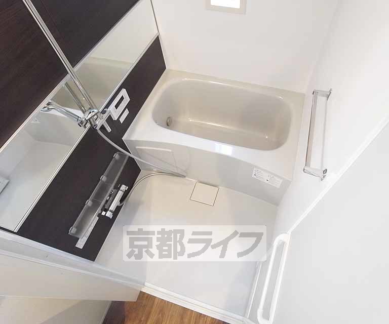 バス・シャワールーム　明るいお風呂です。