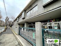 小学校　世田谷区立東深沢小学校（小学校）まで511m