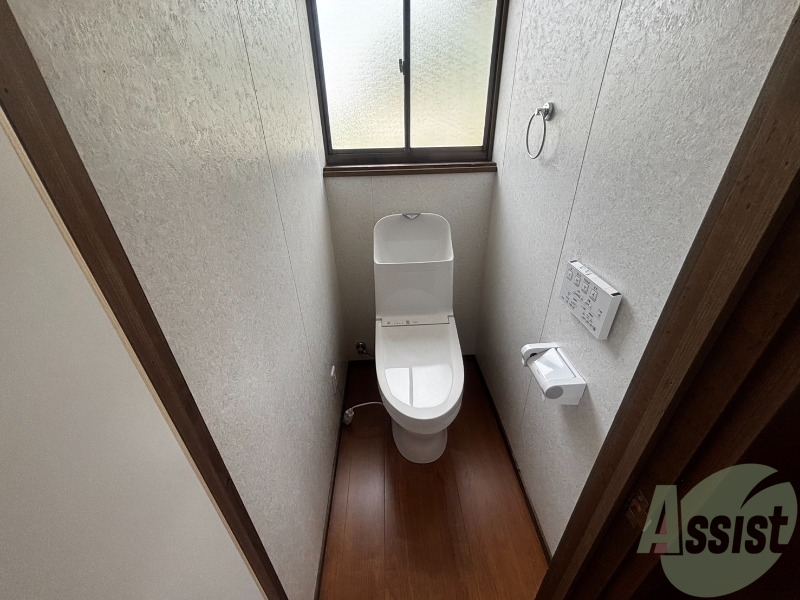 トイレ　トイレはウォシュレット機能付きです。安心して使用できますね。