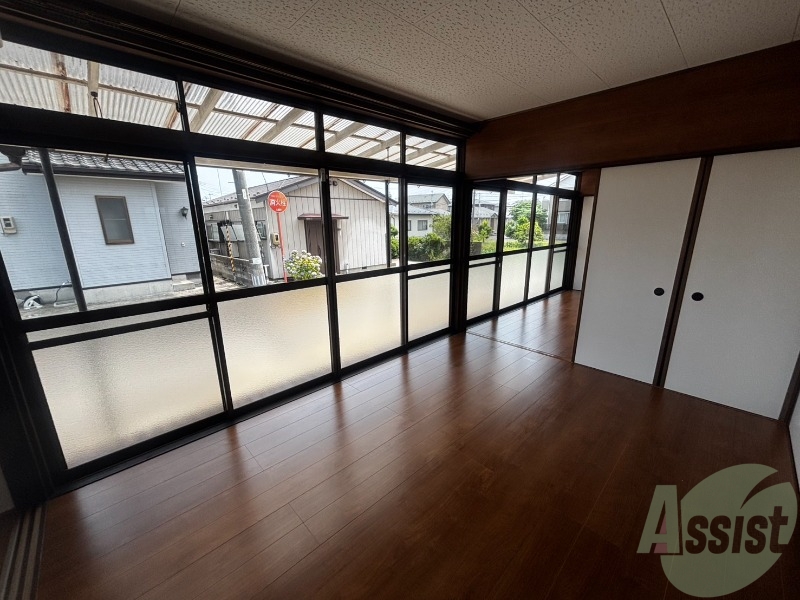 居室・リビング　６帖の洋室です。生活のメインとなる部屋ですね。