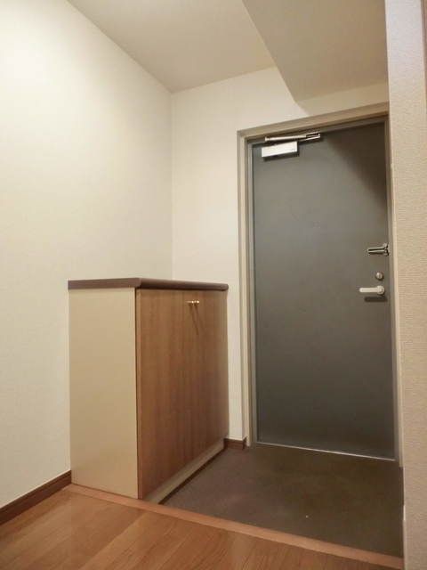 玄関　写真は同タイプ住居です。