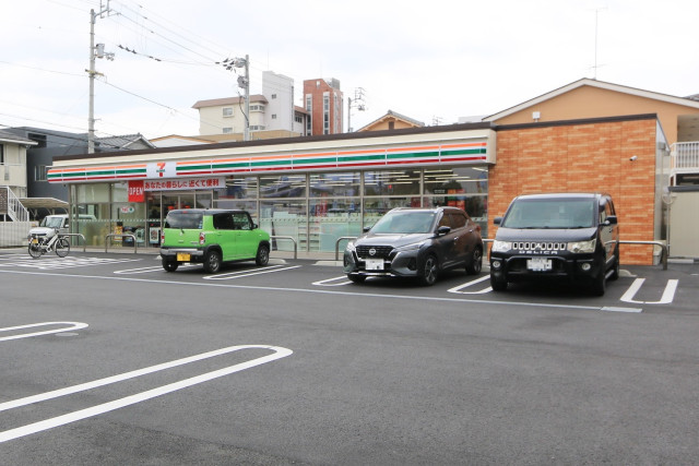 コンビニ　セブンイレブン　松山雄郡小学校前店（コンビニ）まで155m