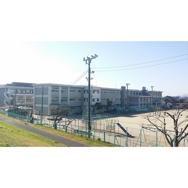 小学校　合渡小学校　　４９（小学校）まで990m