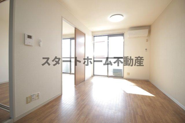 居室・リビング　こちらのリビングで趣味の時間をお楽しみください