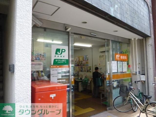 コンビニ　ファミリーマート牛込柳町駅前店（コンビニ）まで404m