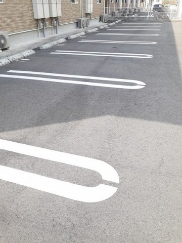 駐車場　駐車場があるので、車を買う予定の方も安心です