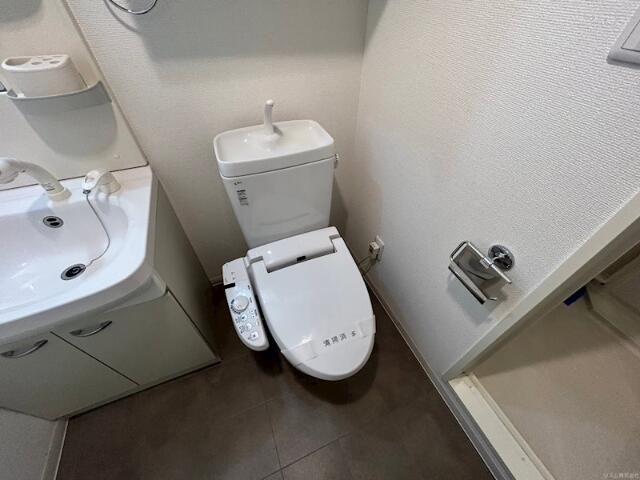 京成本線 千住大橋駅 徒歩7分 14階建 築19年のトイレ写真