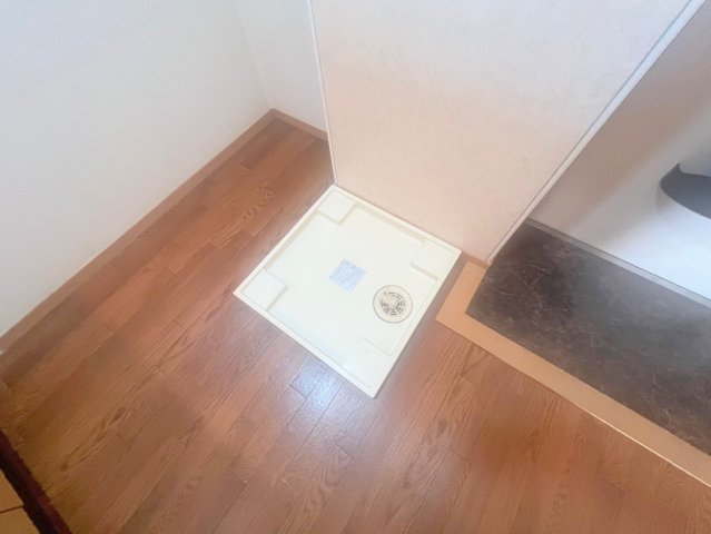 その他設備　嬉しい室内洗濯機置場。これで洗濯機も長持ちしますね。
