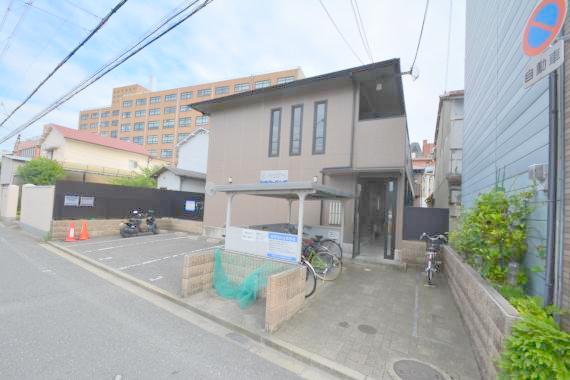 建物外観　存在感のある外観は落ちついた色合いで、堂々としていますね。