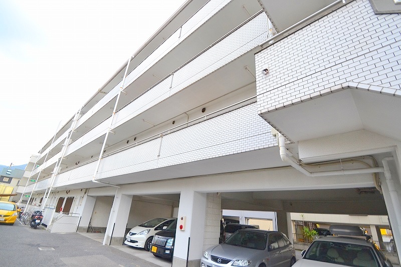 【安芸郡海田町南幸町のマンションの駐車場】