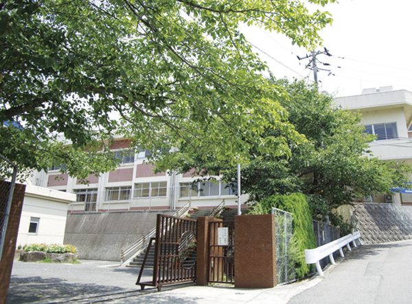 【安芸郡海田町南幸町のマンションの小学校】