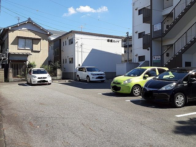 【岡崎市柿田町のマンションの駐車場】