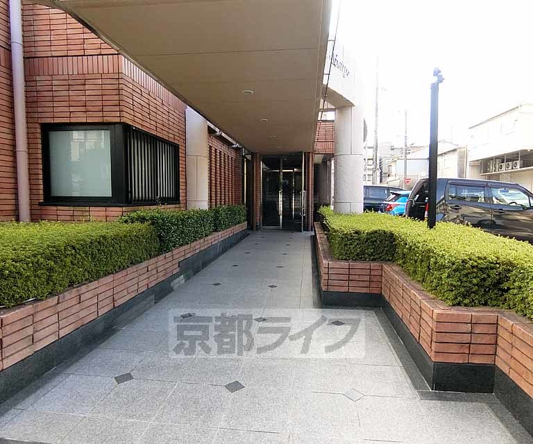 【京都市南区久世中久世町１丁目のマンションのエントランス】