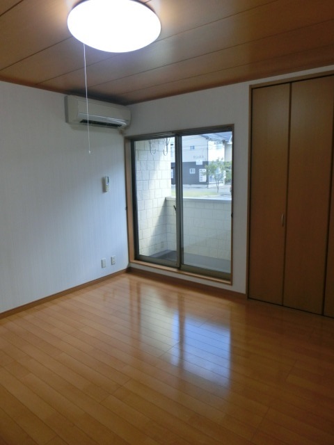 居室・リビング　南側バルコニーあり明るいリビング