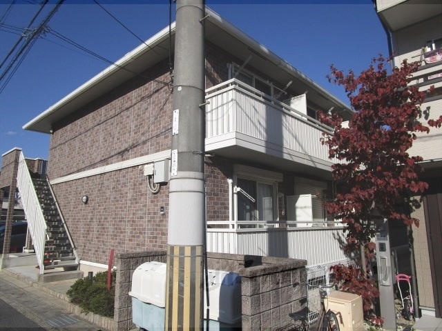 京都市西京区桂上野東町のアパートの建物外観