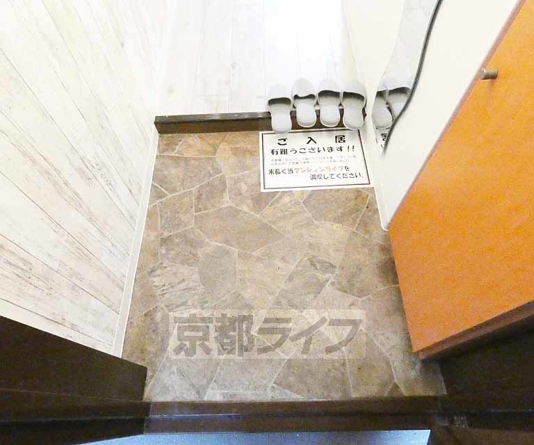 【京都市伏見区桃山町泰長老のマンションの玄関】