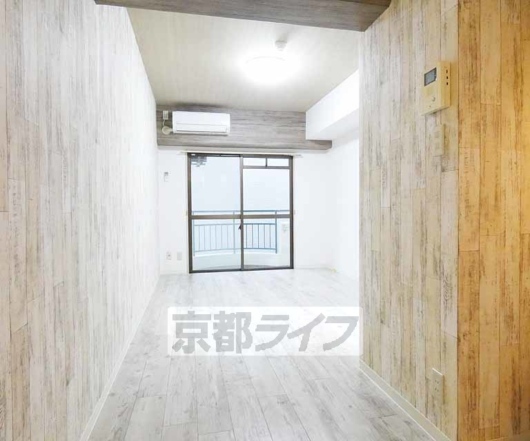 【京都市伏見区桃山町泰長老のマンションの居室・リビング】