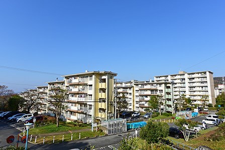 神戸市北区花山東町のマンションの建物外観