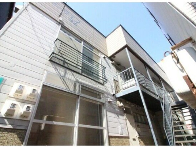 札幌市白石区菊水三条のアパートの建物外観