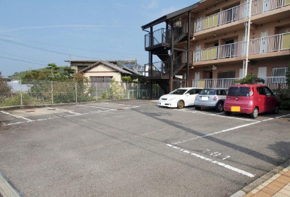 【高松市亀田町のマンションの駐車場】