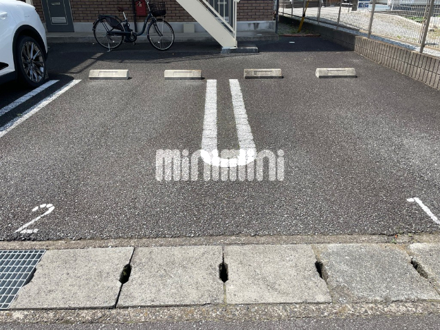 【メゾン・カヌキの駐車場】