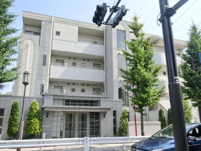 【世田谷区成城のマンションの建物外観】