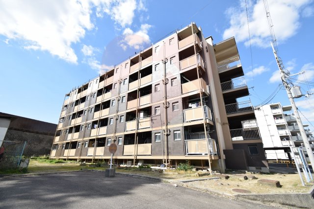 和泉市伏屋町のマンションの建物外観